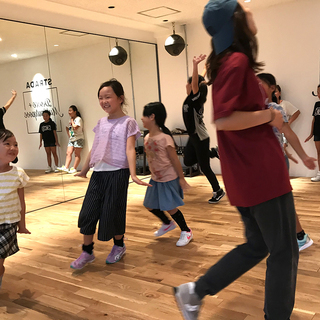 綺麗でおしゃれ、広々したスタジオで気持ち良くレッスンを受けられます。の画像