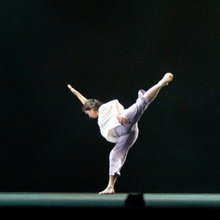 若いダンサーのためのコンテンポラリーダンスの画像