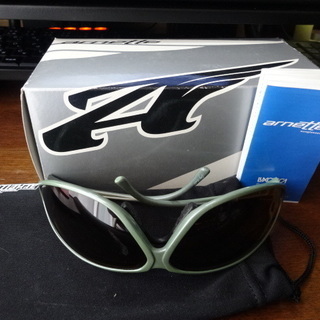 アーネットサングラス★希少★箱有、取説有り（英）ケース有り（袋）シール２枚の画像