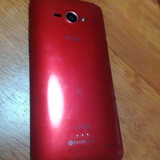au スマホ「HTC J one HTL21」レッドの画像