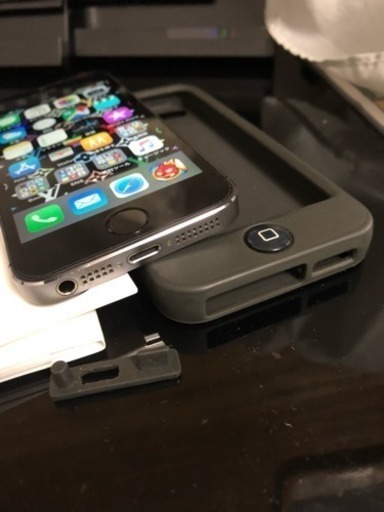 お問い合わせありがとうございました。他社にて完売いたしました。【iPhone5s】スペースグレイ付属品は新品(16GB)