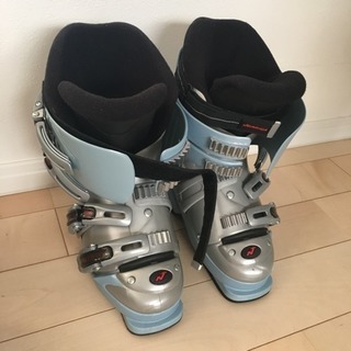 未使用品★スキーブーツ22.5cmノルディカF4