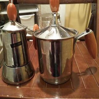 エスプレッソコーヒーポットとミルク泡立て器