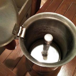 エスプレッソコーヒーポットとミルク泡立て器の画像