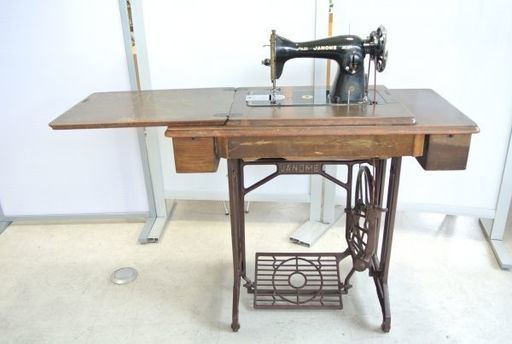 JANOME ジャノメ レトロな」ミシン SEWING MACHINE 黒 足踏み 台付き