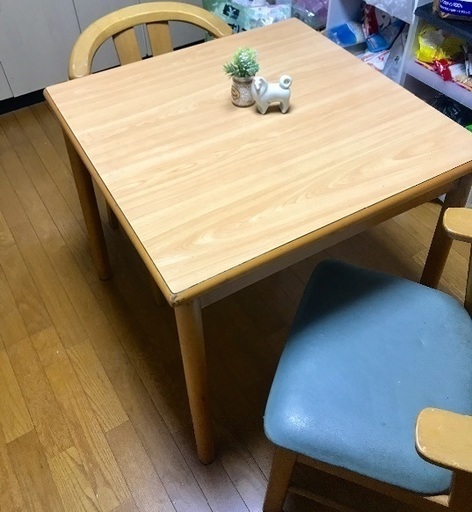 椅子4脚付きのダイニングテーブル。