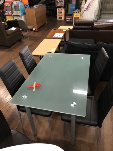 食卓セット！ガラステーブル1枚とブラックチェア4脚セットで12800円です。ちょっと訳あり。早い者勝ちです(*^_^*)