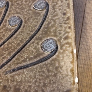 ゼンマイ？でしょうか。ドッシリとした飾り皿です。の画像