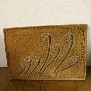 ゼンマイ？でしょうか。ドッシリとした飾り皿です。の画像