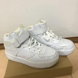 ★お話し中★白のハイカットスニーカー 23.0cmの画像