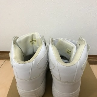 ★お話し中★白のハイカットスニーカー 23.0cmの画像