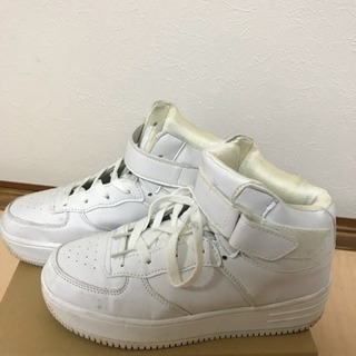 ★お話し中★白のハイカットスニーカー 23.0cmの画像