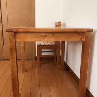 子供用の机と椅子