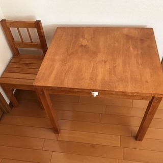 子供用の机と椅子の画像