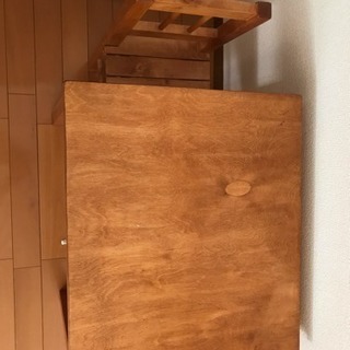子供用の机と椅子の画像