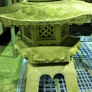 庭園の顔！大小２つの灯篭です。