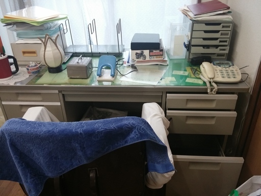 先着1名！！事務机椅子+キャビネ2台セット（古いが錆び殆ど無）道路沿いで搬入10歩。楽々。
