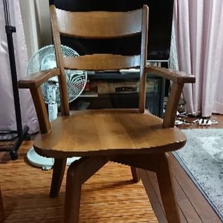 回転するしっかりとした椅子です。