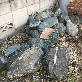 大小様々なサイズの庭石差し上げます！
