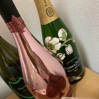 高級シャンパン 光る瓶
