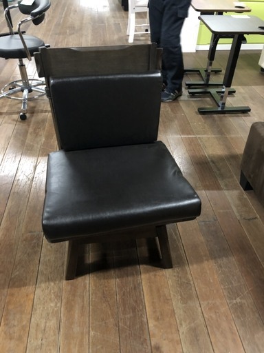 超高級チェアが入荷！冷静に見て下さい！木製で高級感溢れる椅子なのです！1980円で売っちゃいます♪