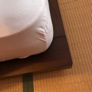 キングサイズのベッドフレーム 落ち着いていて素敵