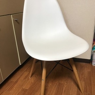 イームズ調の白い椅子 中古