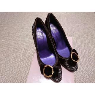 AKAKURA 甲バックルパンプス（ブラウン）