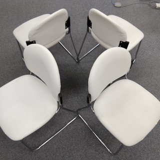 オフィス用の白い椅子４脚