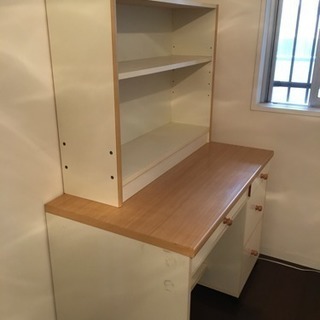 学習机と棚 、イスの画像