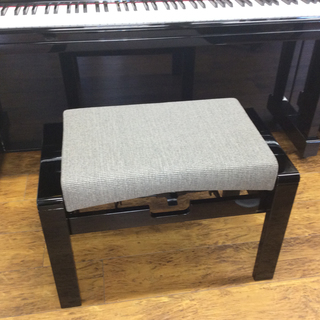 今まで見たことがないタイプの高級ピアノ椅子　新品　高級感　日本製