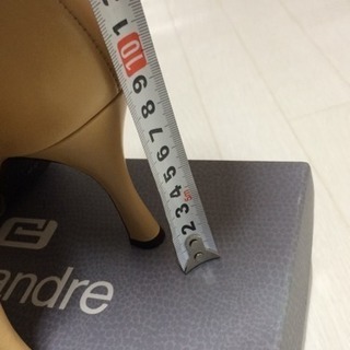 新品同様 23.5位　革製　9cmヒールパンプス　ベージュの画像