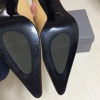 新品同様 23.5位　革製　9cmヒールパンプス　ベージュの画像