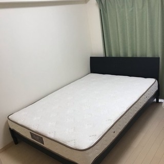 ダブルベッドの画像
