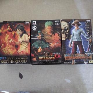 ONE PIECEフィギュア ルフィー、ゾロ、シャンクス三点セッ...