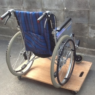 【9300円】車いす専門メーカーのカワムラサイクルの車椅子　メンテナンスフリーのノーパンクタイヤ　自走用、アルミ製で軽量、折りたたみで背折れも　配達もします の画像