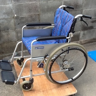 【9300円】車いす専門メーカーのカワムラサイクルの車椅子　メンテナンスフリーのノーパンクタイヤ　自走用、アルミ製で軽量、折りたたみで背折れも　配達もします の画像