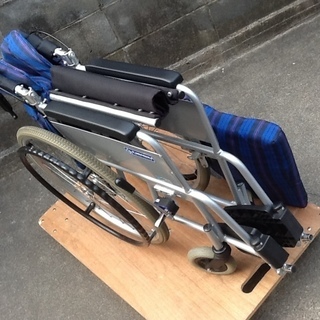 【9300円】車いす専門メーカーのカワムラサイクルの車椅子　メンテナンスフリーのノーパンクタイヤ　自走用、アルミ製で軽量、折りたたみで背折れも　配達もします の画像