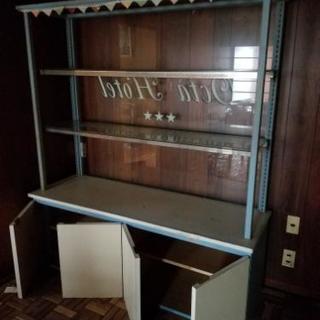 オクタホテル仕様、丈夫な展示棚2つ