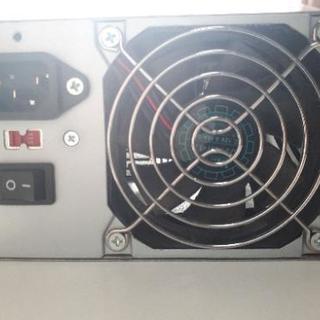 デスクトップから取り外したパソコンの電源です。の画像