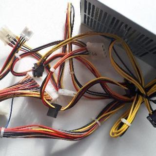 デスクトップから取り外したパソコンの電源です。
