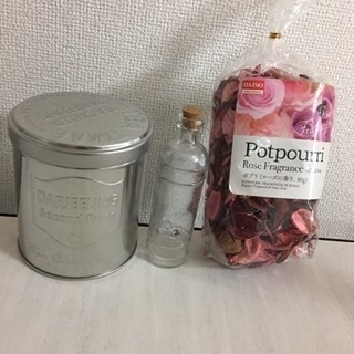 ブリキ缶(紅茶缶)、小さい瓶、薔薇の香りポプリ