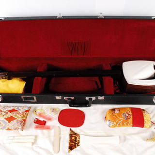 8184　三味線　和楽器　紅木 丸打胴　べっ甲撥　ハードケース付...