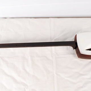 8184　三味線　和楽器　紅木 丸打胴　べっ甲撥　ハードケース付　アントレの画像