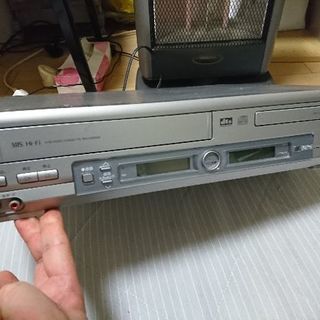 シャープVHS+DVD CDプレイヤーの画像
