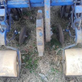 イセキトラクター用種まき機の画像