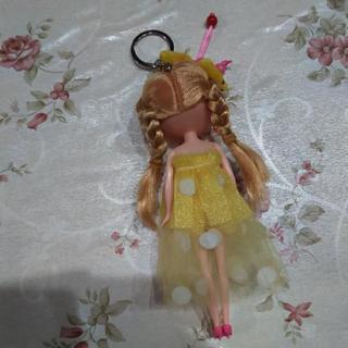 値下げ女の子人形黄色ドレスキーホルダー付き未使用品✨の画像