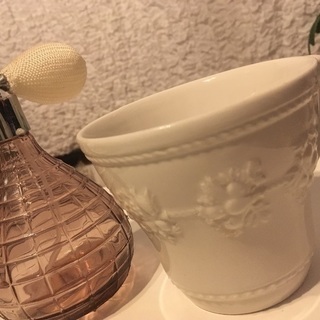 WEDGWOOD ウェッジウッドの白いマグとハンドメイドの香水入れ