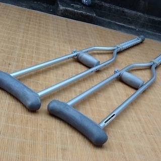 【2000円】アルミ製の松葉杖2本　適応身長157～178㎝の目盛付　リユース品、大きな損傷無し　必要な方はどうぞ　配達もしますの画像