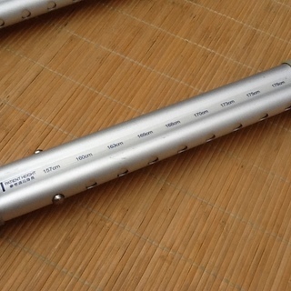 【2000円】アルミ製の松葉杖2本　適応身長157～178㎝の目盛付　リユース品、大きな損傷無し　必要な方はどうぞ　配達もしますの画像